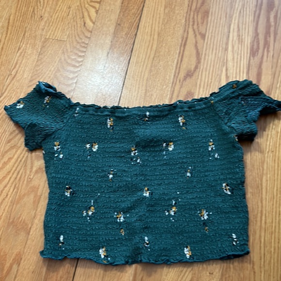 Green off the shoulder crop top with cute little details! perfect for going out - Picture 2 of 2